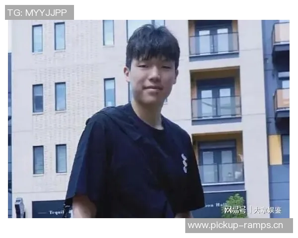 杨瀚森与女友约会被翻译哥打扰网友调侃成电灯泡真搞笑 杨瀚森与女友约会被翻译哥打扰网友调侃成电灯泡真搞笑