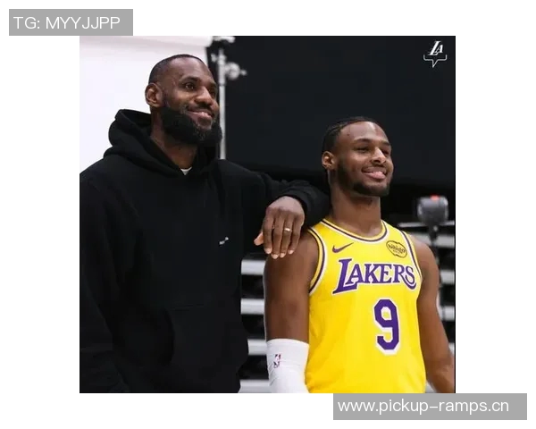 詹姆斯与画家亲密合影庆祝传递兄弟情谊与骄傲之情 詹姆斯与画家亲密合影庆祝传递兄弟情谊与骄傲之情